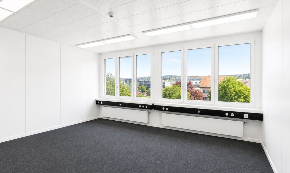ZT Gebäude_Henzmannstrasse18_Büro.png zu vermieten: Büroräumlichkeiten. Bild zeigt leeren Raum